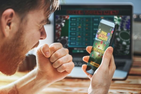 Pemain menikmati taruhan sepak bola di perangkat mobile dengan antarmuka intuitif ikantoto